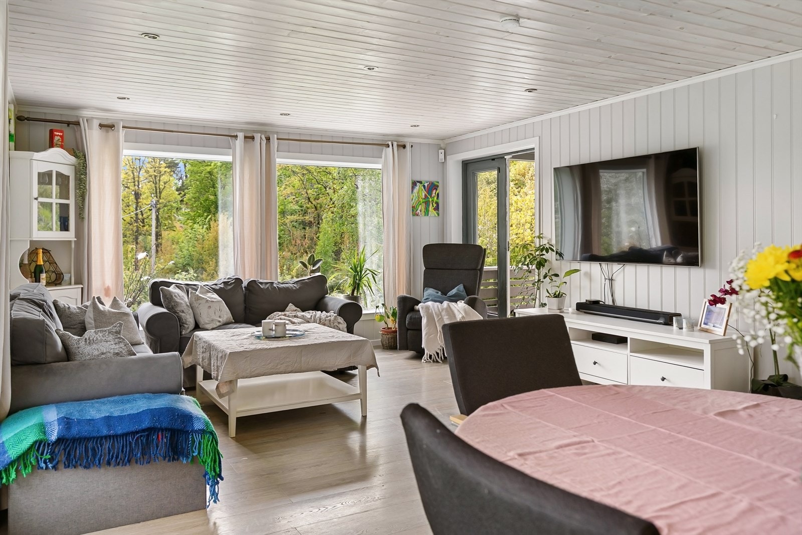Stue med godt med vindusoverflater Galleribilde