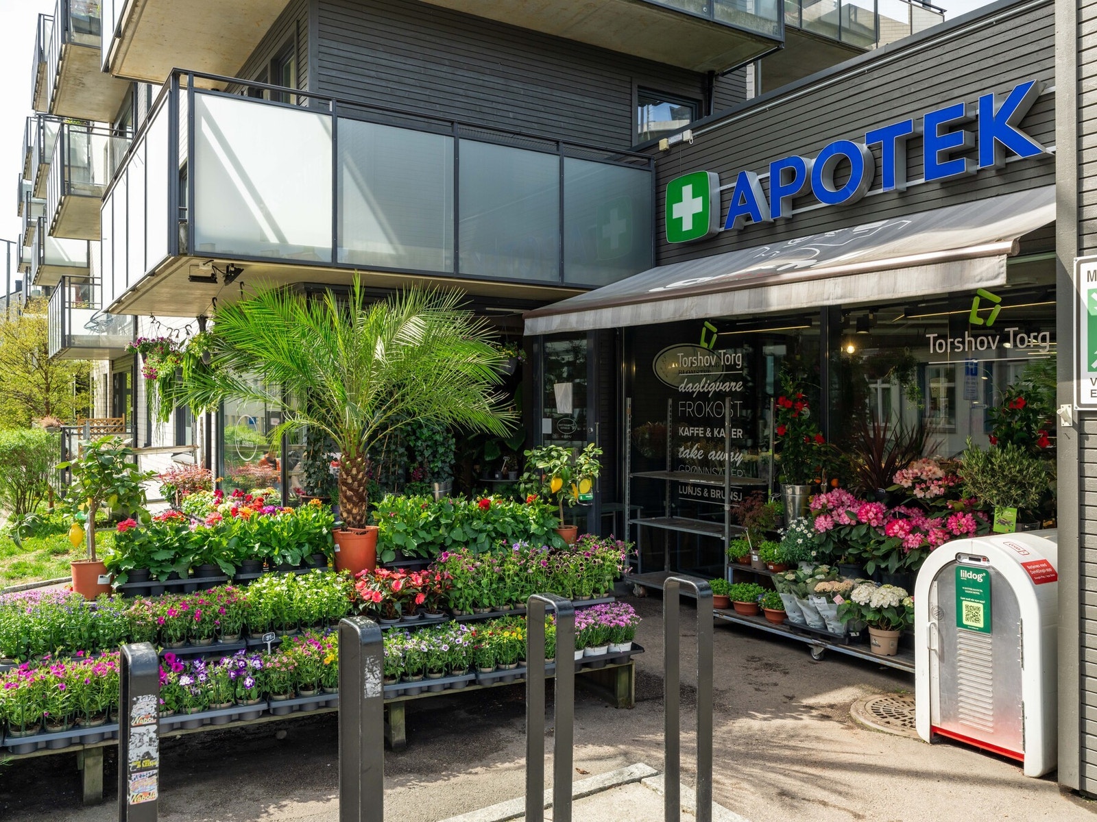 Her finner du også en hyggelig blomsterbutikk hvor du garantert finner noe å pynte opp boligen med! Galleribilde