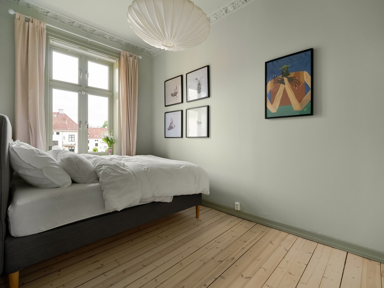 På motsatt side finner vi soverommene, og vi starer med hovedsoverommet. Galleribilde