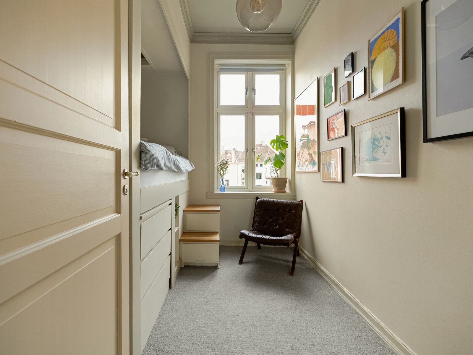 Vi gjør et lite hopp inn til boligens andre soverom. Galleribilde