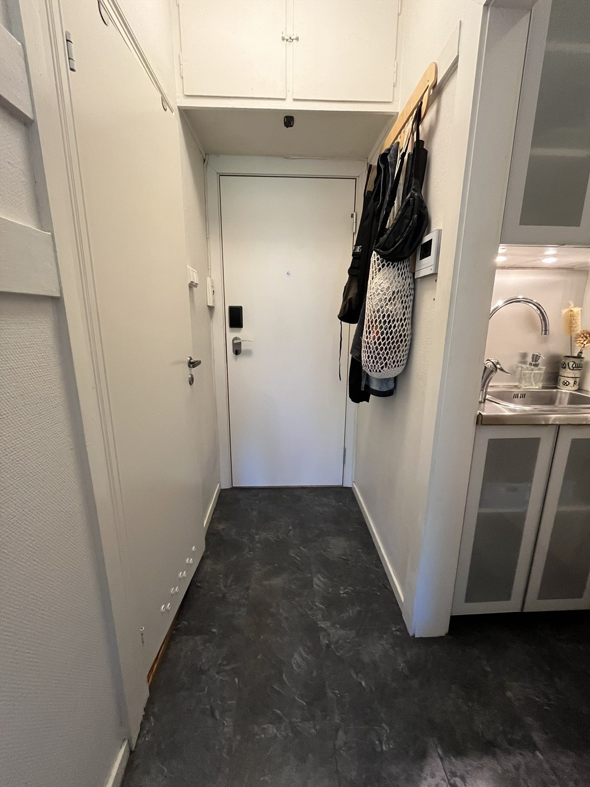 Entre med lagring over dør. Galleribilde