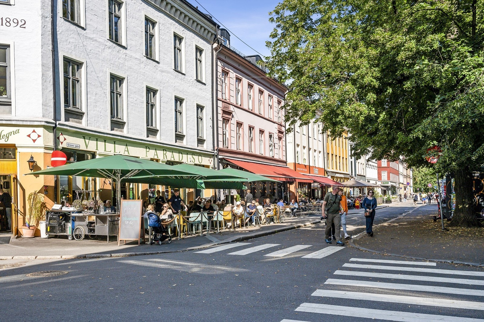 Grunerløkka med sin sjarm og yrende liv få minutters gange fra leiligheten. Galleribilde