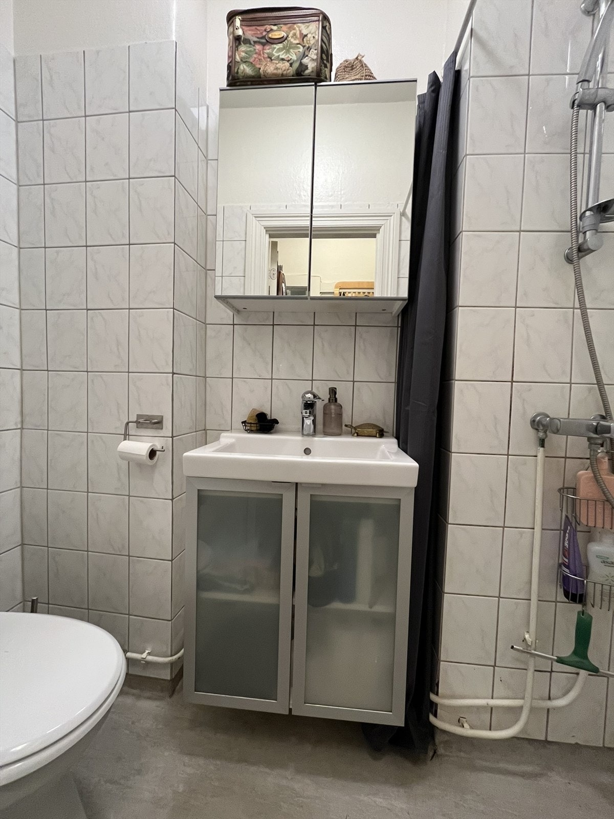 Baderom med dusj, wc og servant. Det er fellesvaskeri i kjeller med app timebestilling. Galleribilde