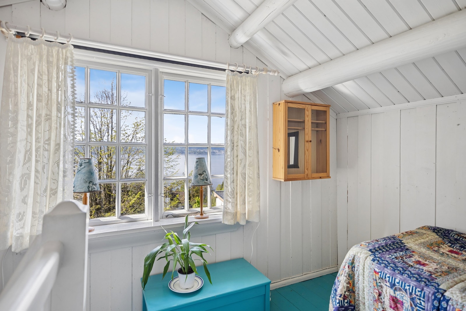 Dra en stol bort til vinduet og nyt solnedgangen - den rene balsam for sjelen. Galleribilde