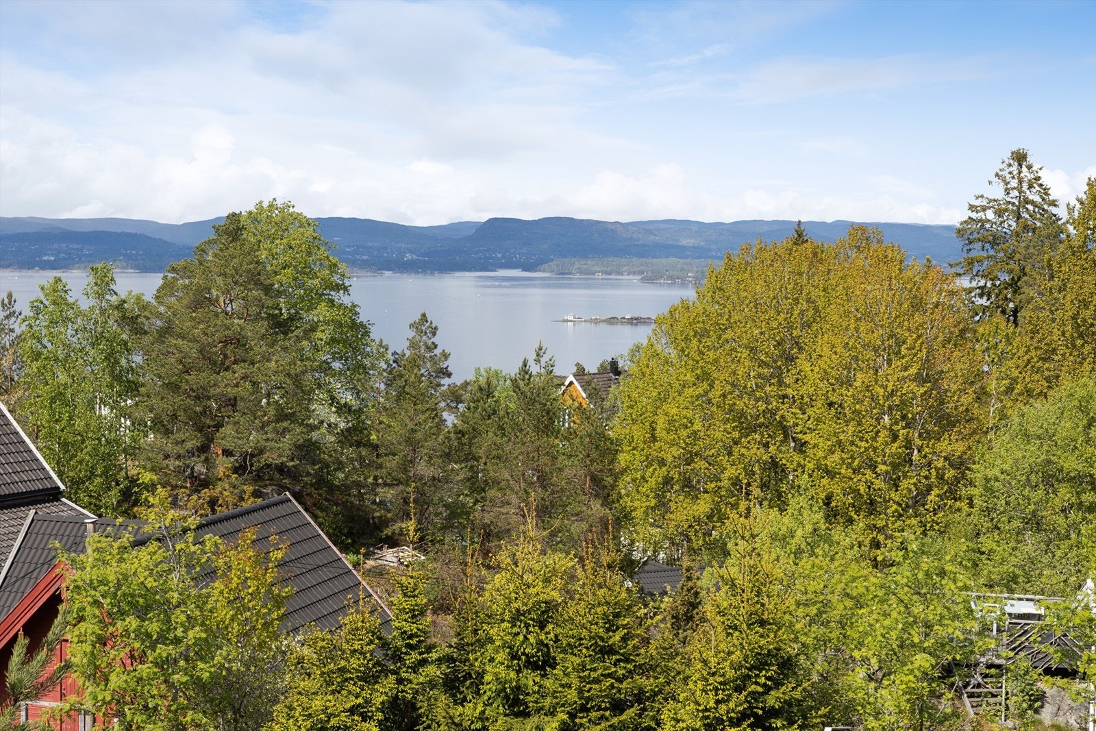 Fra terrassen skimtes Steilene i det fjerne. Galleribilde