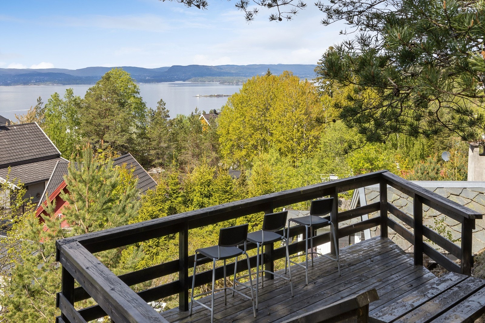 Frittstående terrasse beliggende i terrenget på oversiden av fritidsboligen. En flott plass å nyte utsikten. Galleribilde