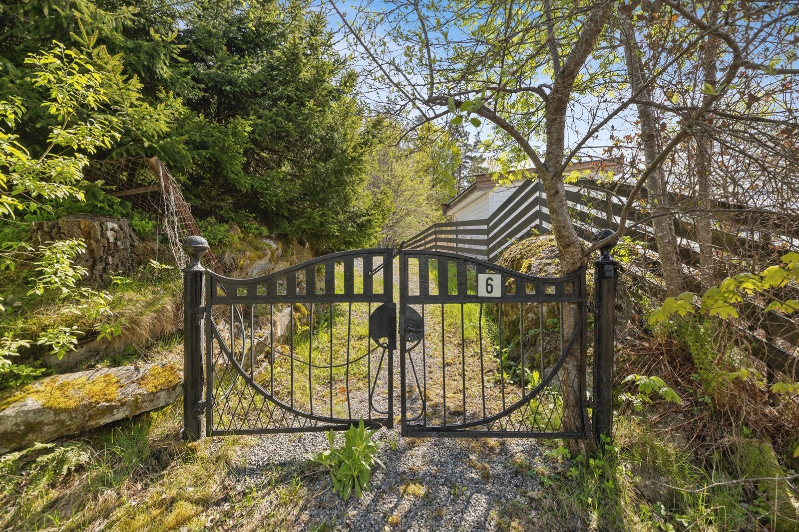 Fra eiendommen er det kort vei til flotte turmuligheter i skog og mark, både sommer som vinter samt den flotte badestranden "Paradisbukta". Galleribilde