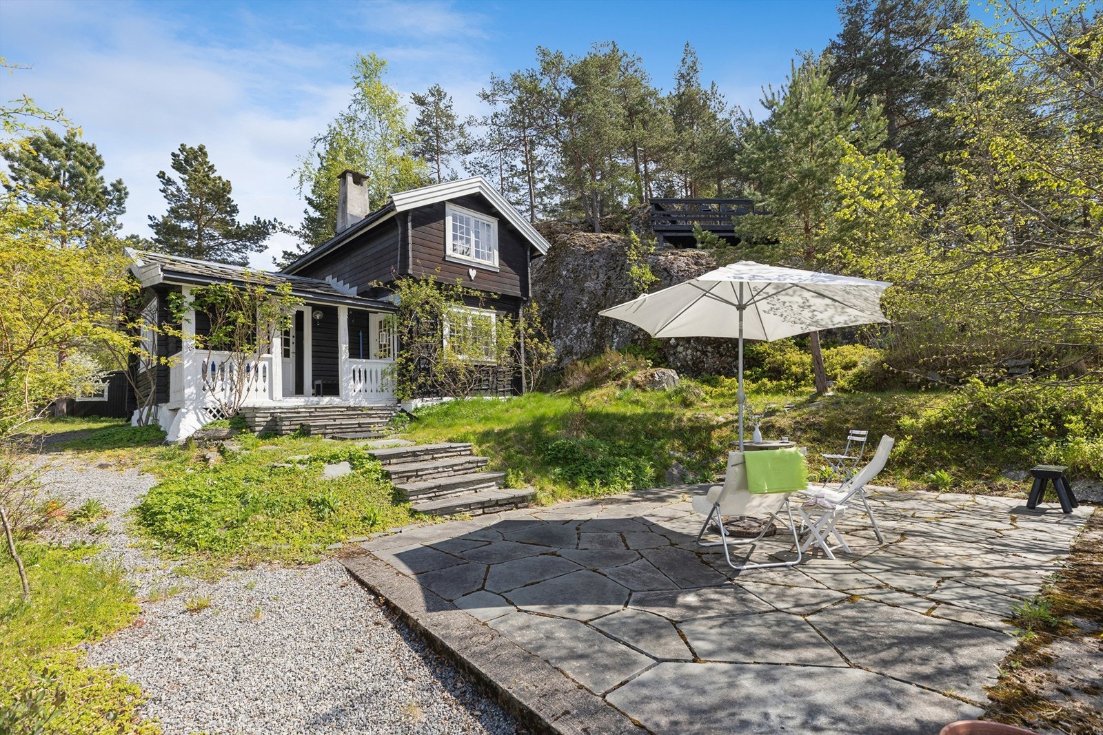 Den frittstående plattingen kan fint møbleres med både sittegruppe og spiseplass. Galleribilde