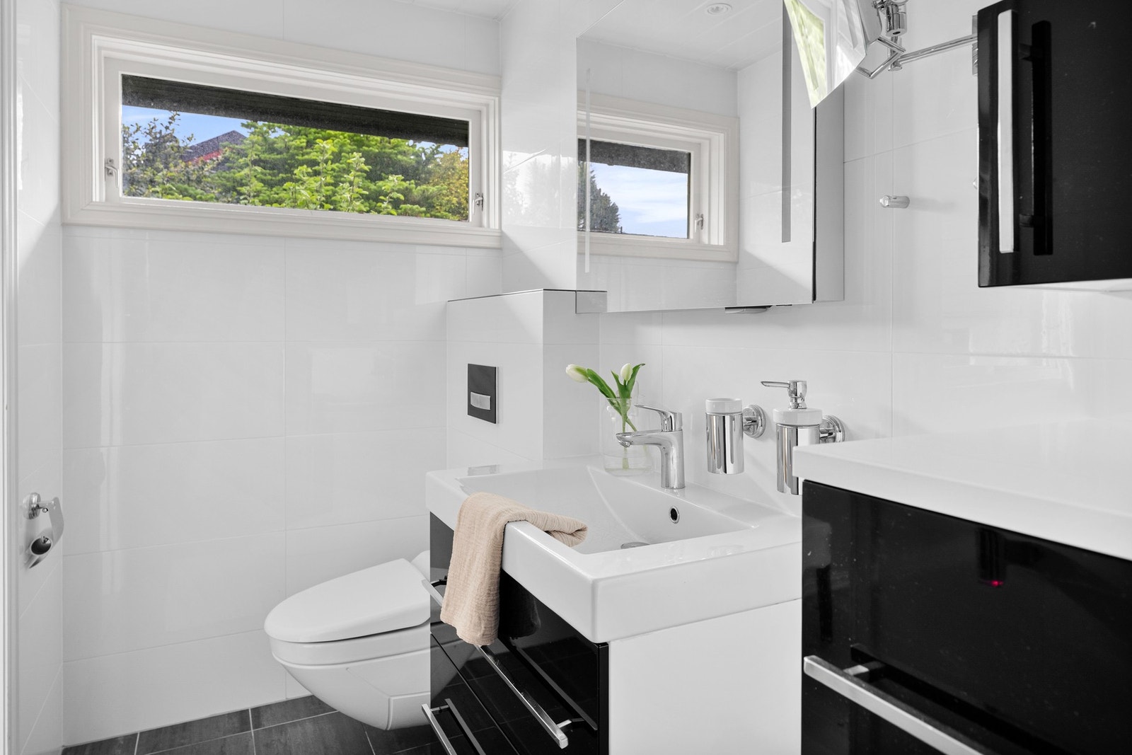 Badet tilknyttet hovedsoverommet ble renovert i 2015. Her er det f. eks det eksklusive dusjtoalettet Geberit AquaClean. Galleribilde
