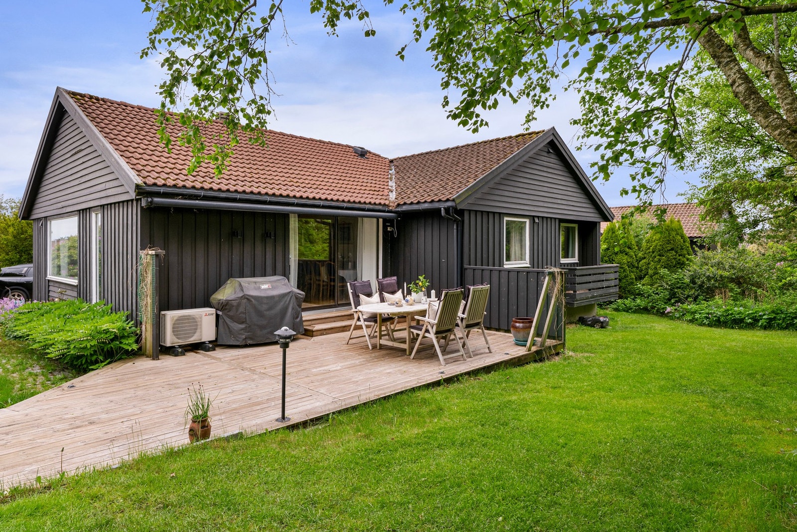 Den romslige terrassen ble oppført i 2020 med terrassebord fra MøreRoyal og fungerer som en naturlig forlengelse av oppholdsrommene gjennom sommerhalvåret. Galleribilde