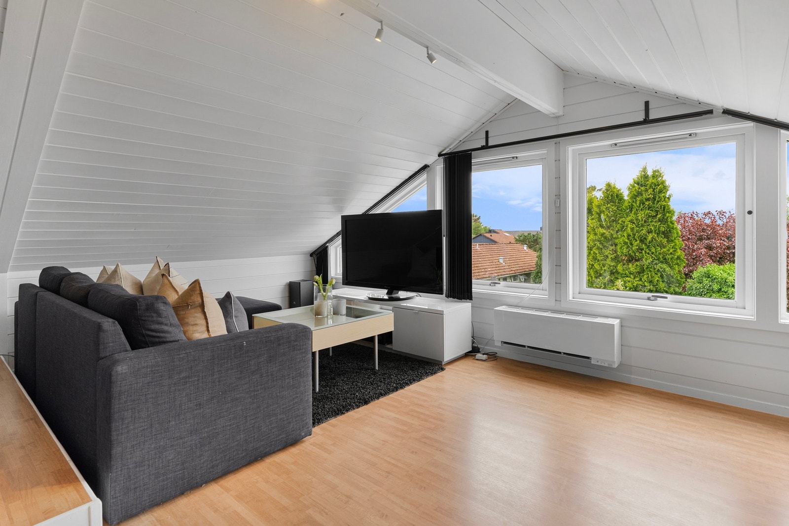 Fra loftstuen kan man nyte utsikten mot vest og følge solen helt ned i havet på klare sommerdager. Galleribilde