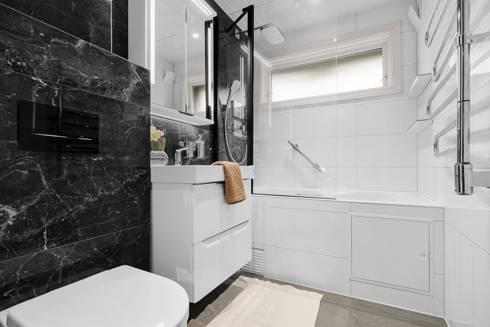 Det innmurte Kaldewei-boblebadet danner et naturlig blikkfang og gir badet en ekstra dimensjon av komfort og velvære. Galleribilde