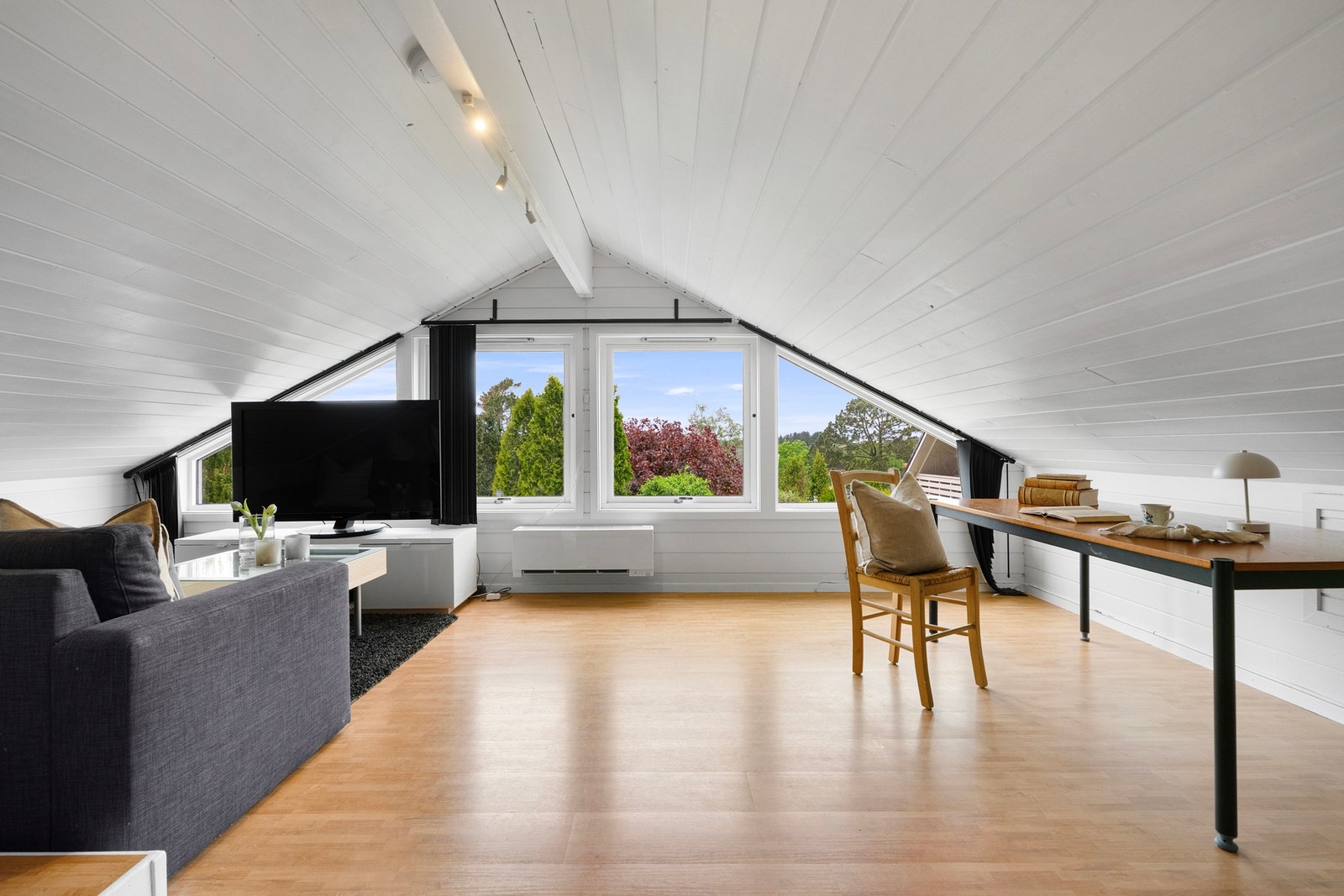 Loftstuen er et fantastisk ekstra oppholdsrom som gir boligen stor fleksibilitet. Galleribilde
