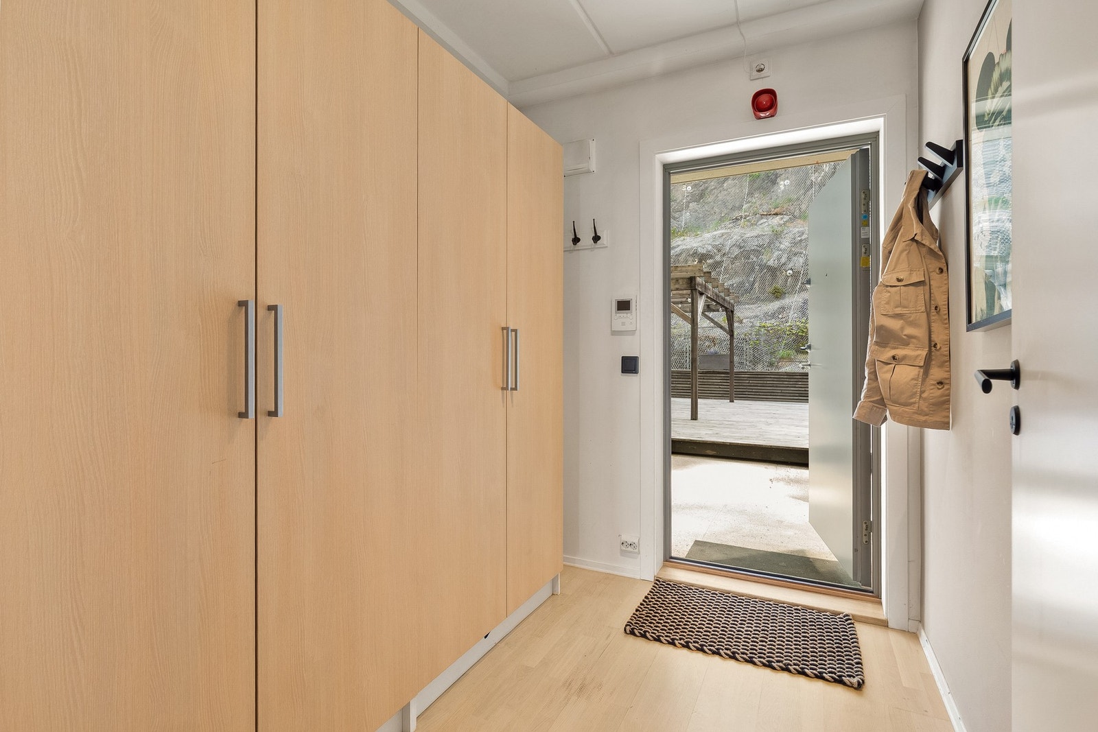 Romslig entré/gang med garderobeløsning og god oppbevaringsplass Galleribilde