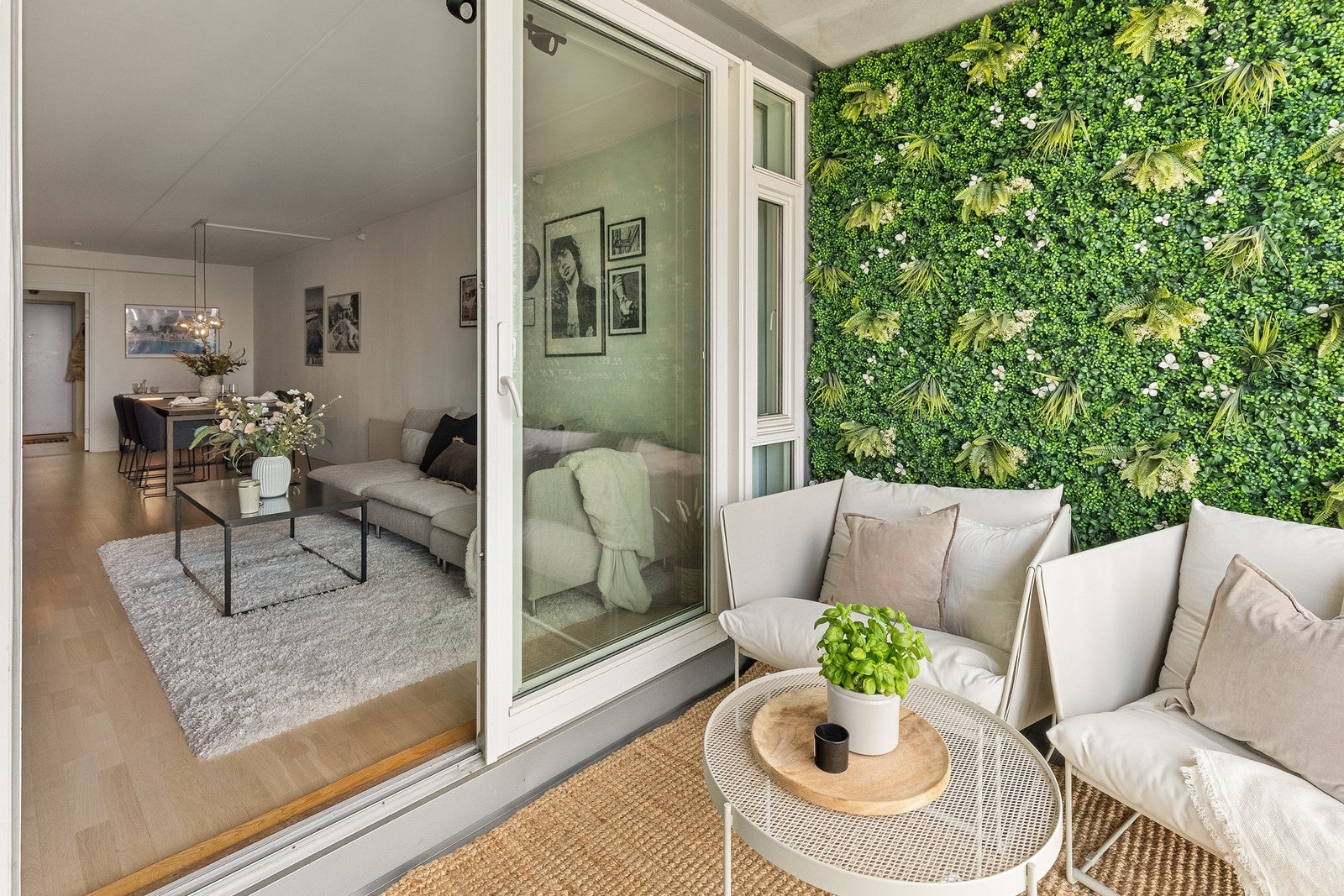 Direkte utgang fra stuen til solrik balkong med plass til sittegruppe Galleribilde