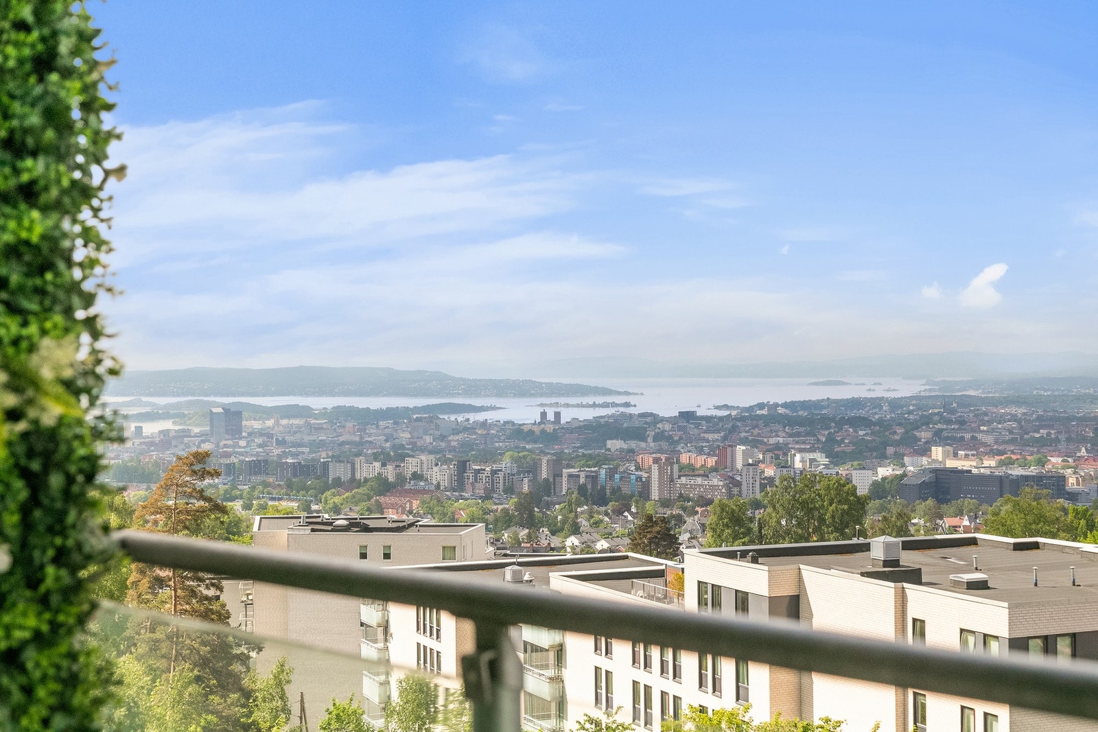 Fra balkongen kan utsikten nytes mot Oslo by, fjorden og omkringliggende grøntområder Galleribilde