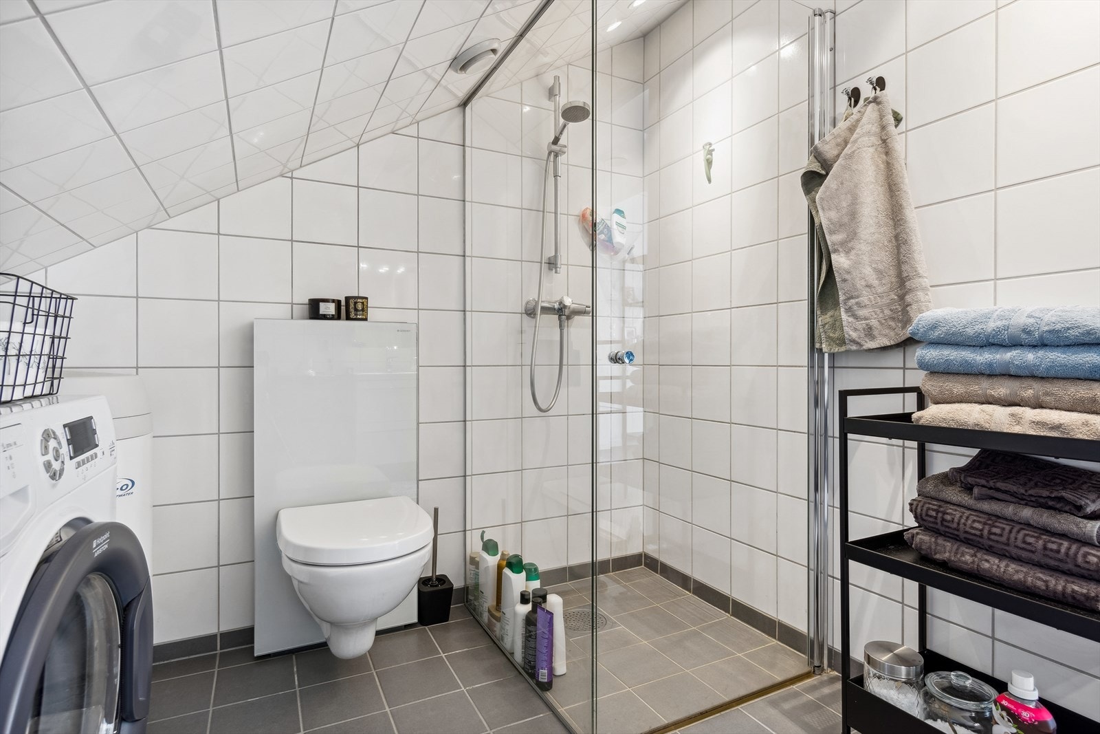 Flott bad fra 2014 med varmekabler i gulv. Opplegg til vaskemaskin. TG1 fra takstmann. Galleribilde