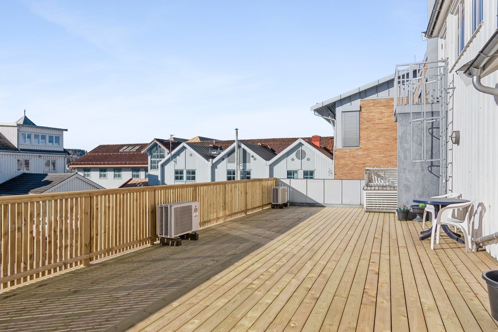 Stor felles terrasse mot Sør. Gode solforhold gjennom store deler av dagen. Galleribilde