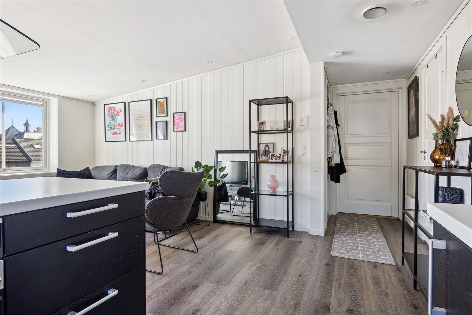 Utvendig ble det byttet kledning, etterisolert, bytta vinduer og nytt tak i 14/15. Galleribilde