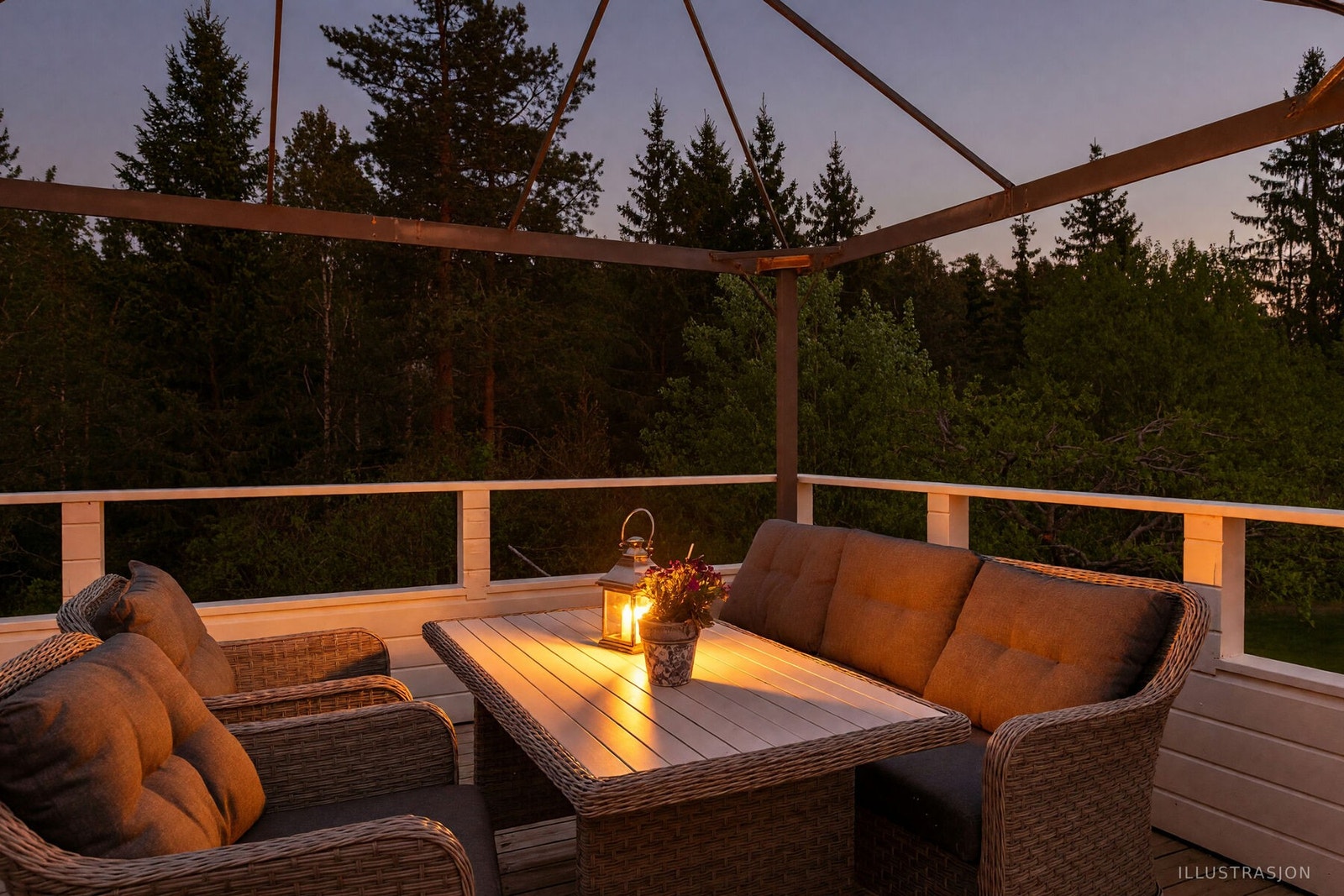 Terrasse mot skogen på baksiden av huset Galleribilde
