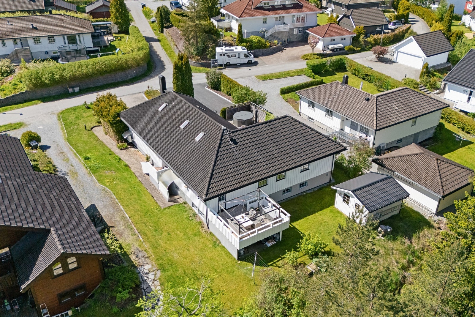 Flott og usjenert hage, med anneks/uthus og til sammen ca 99 m2 terrasser Galleribilde