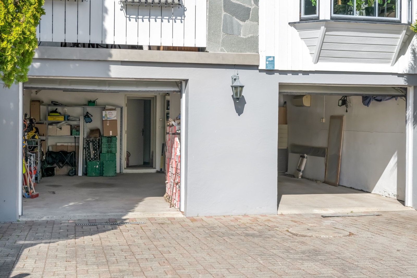 Stor dobbelgarasje med direkte adkomst til boligen Galleribilde