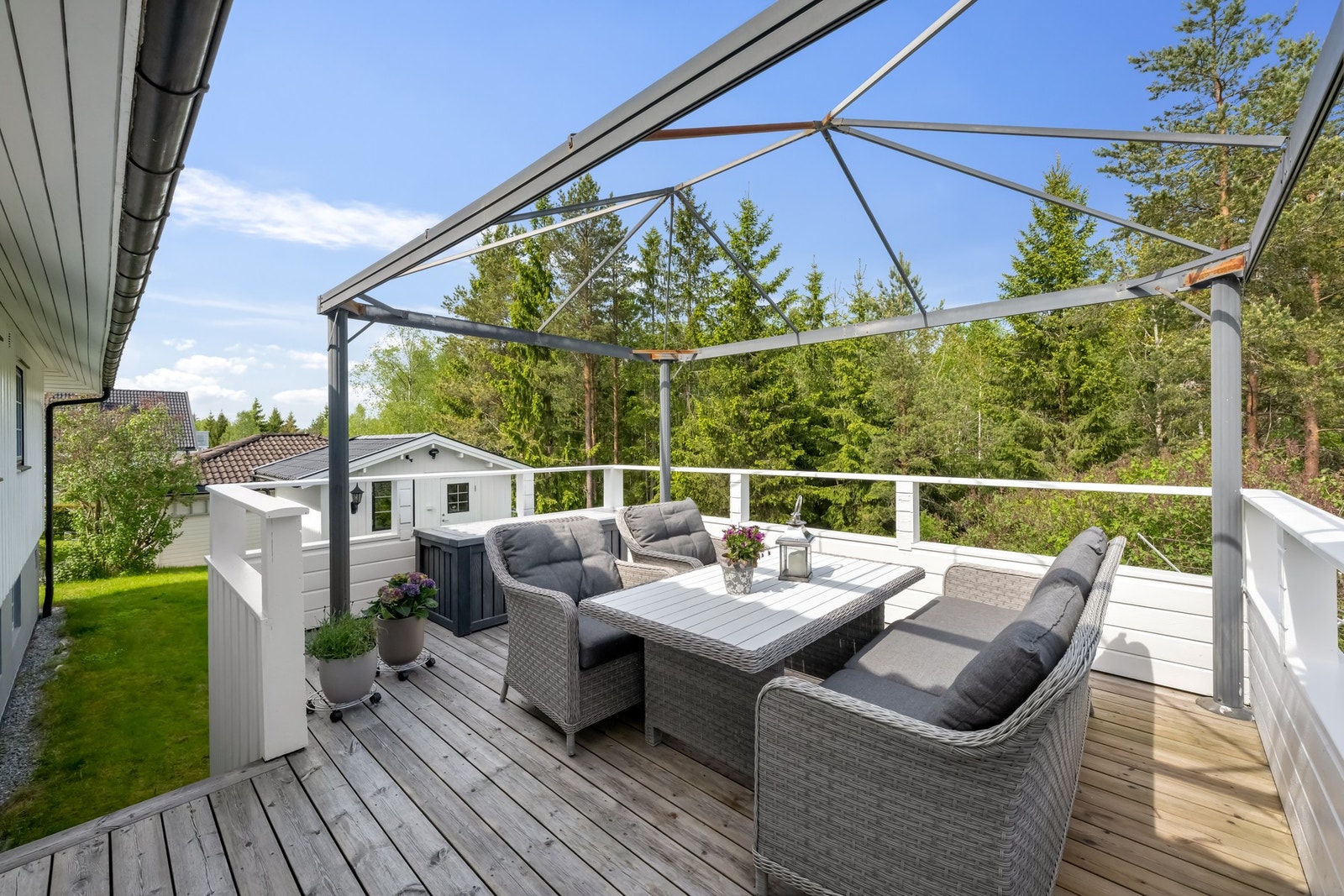 Terrasse mot skogen på baksiden av huset Galleribilde