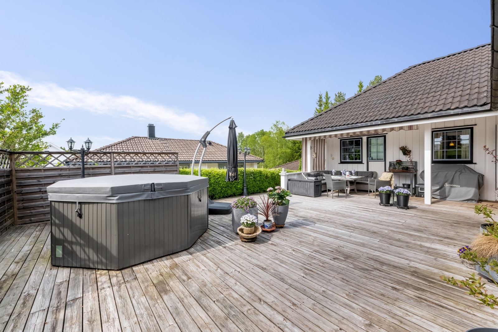 Enorm, solrik og usjenert terrasse, med jacuzzi Galleribilde