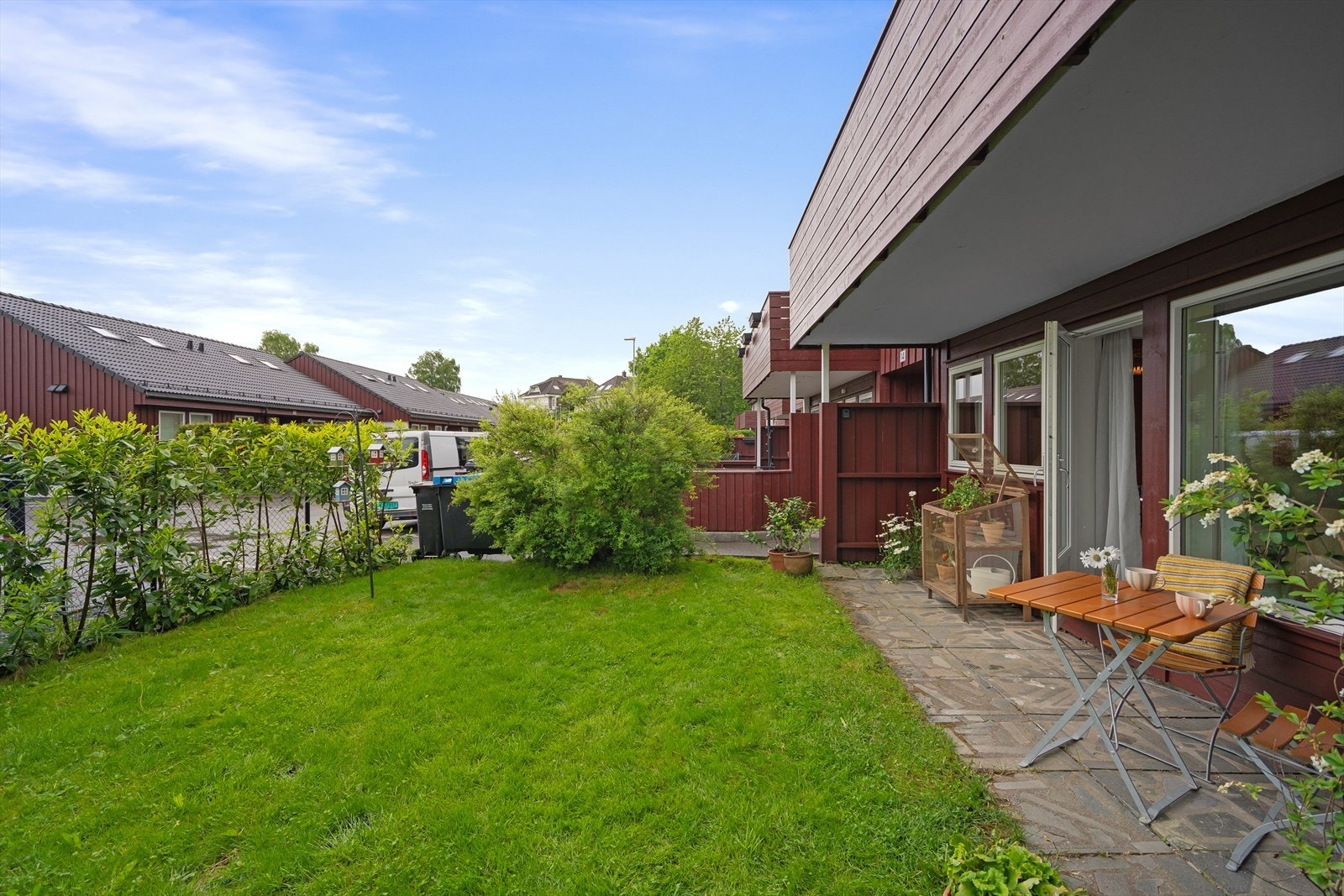 Den lune hagen gir en herlig ramme for utelivet, enten du ønsker å dyrke planter, grille med venner eller bare slappe av i solen. Galleribilde