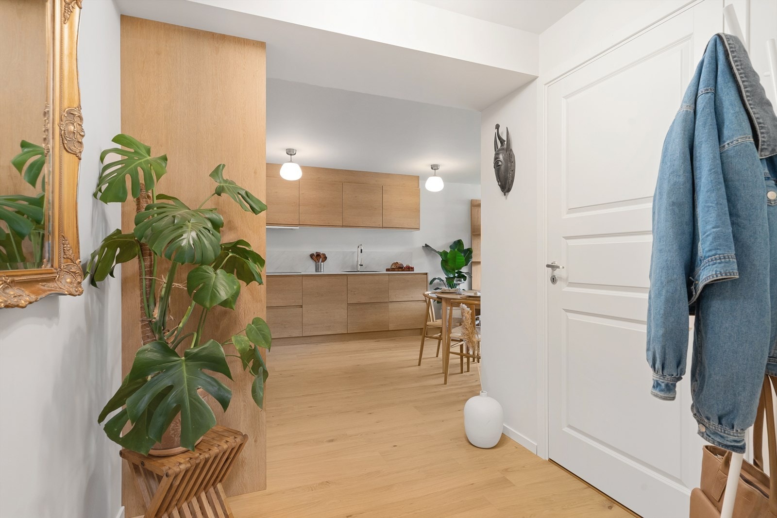 Romslig entre som gir et godt førsteinntrykk. Her er det god plass til oppbevaring av yttertøy og sko, samtidig som området oppleves lyst og innbydende. Galleribilde