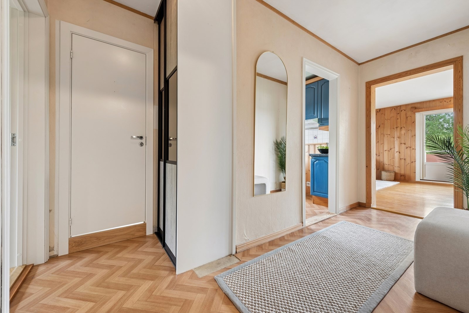 Entré med plass til oppbevaring i garderobe og god flyt videre inn i boligen. Galleribilde