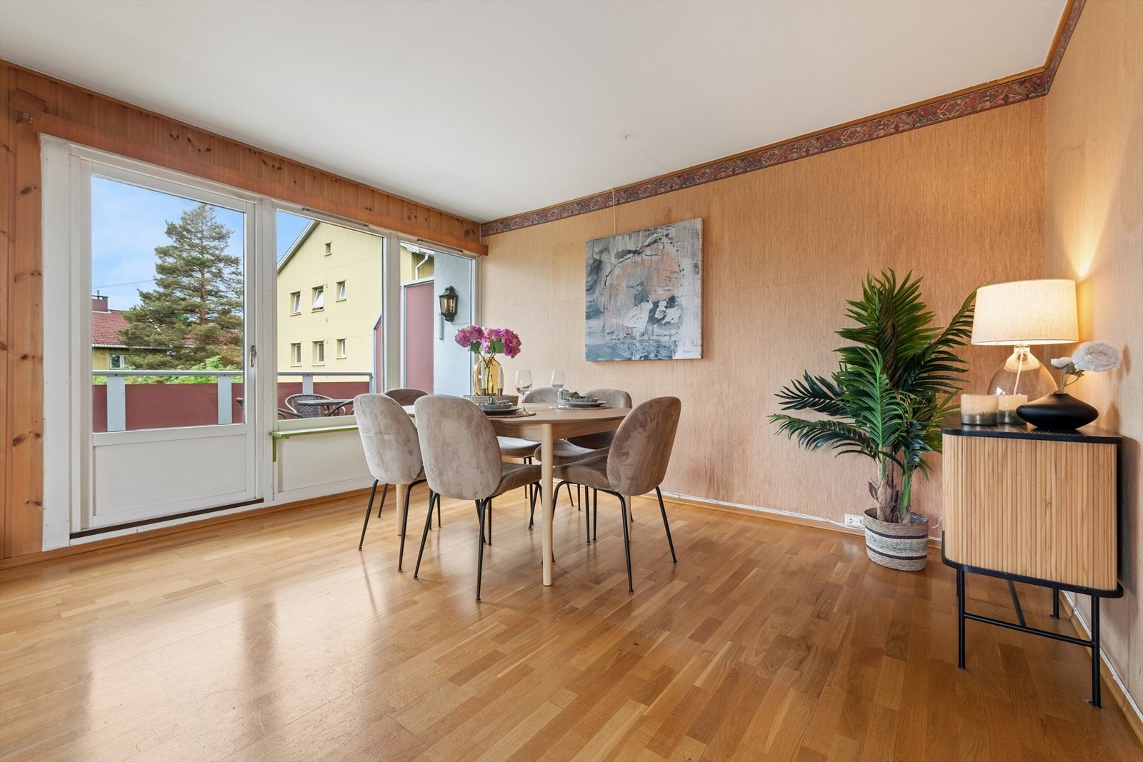 Stuen ligger i åpen løsning med spiseplass og utgang til balkong som gir rikelig med dagslys. Galleribilde