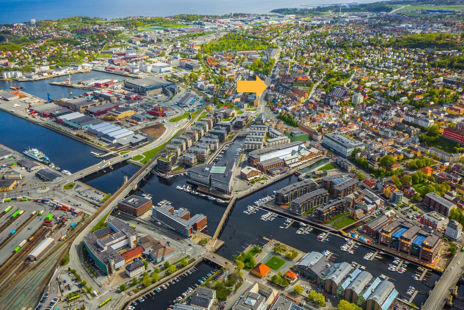 Leiligheten har en svært sentral beliggenhet med nærhet til "ALT!" Galleribilde