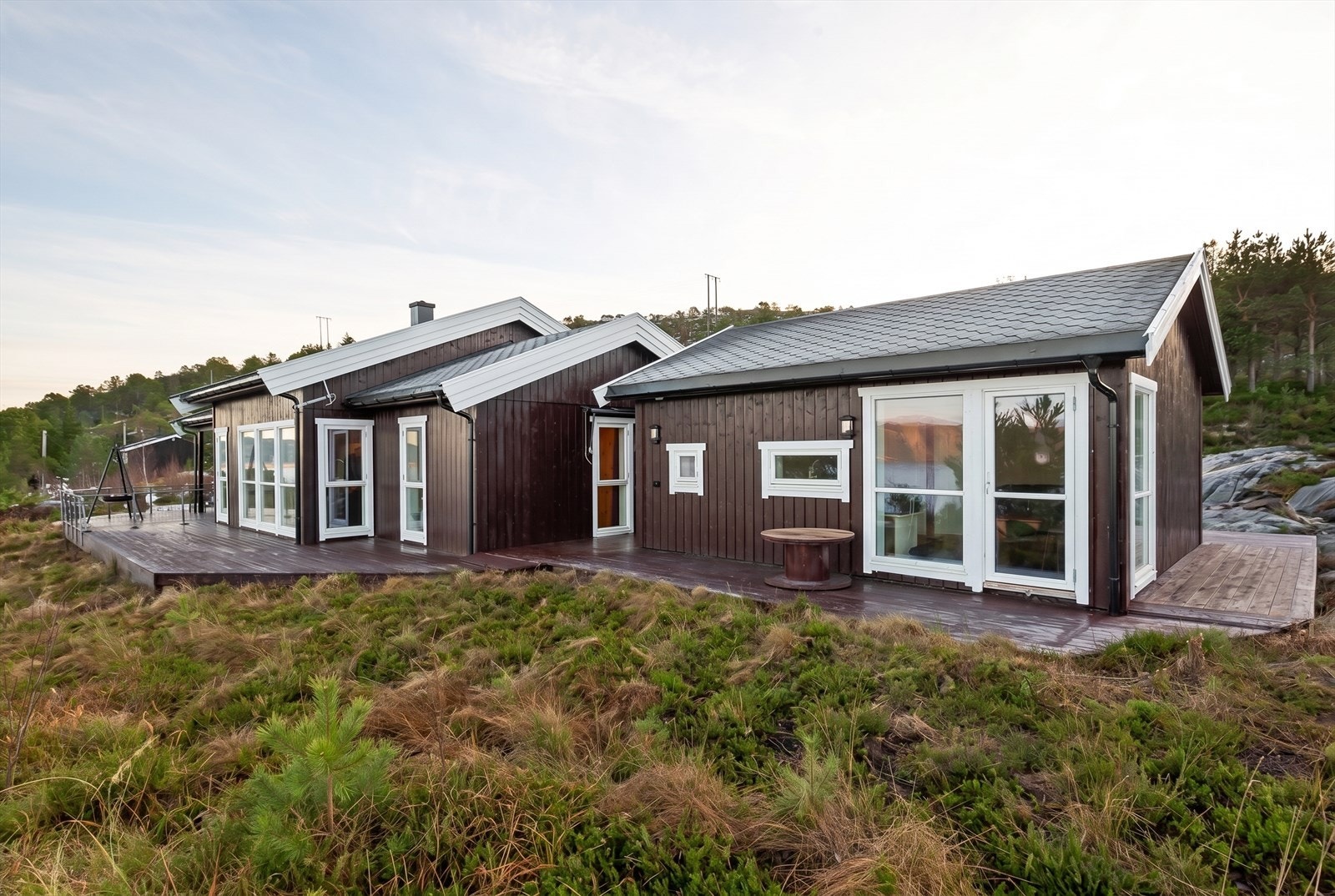 Rett utenfor døren har du gode turmuligheter sommer som vinter, og nærområdet byr også på gode fiskemuligheter både i sjøen og i ferskvann. Galleribilde