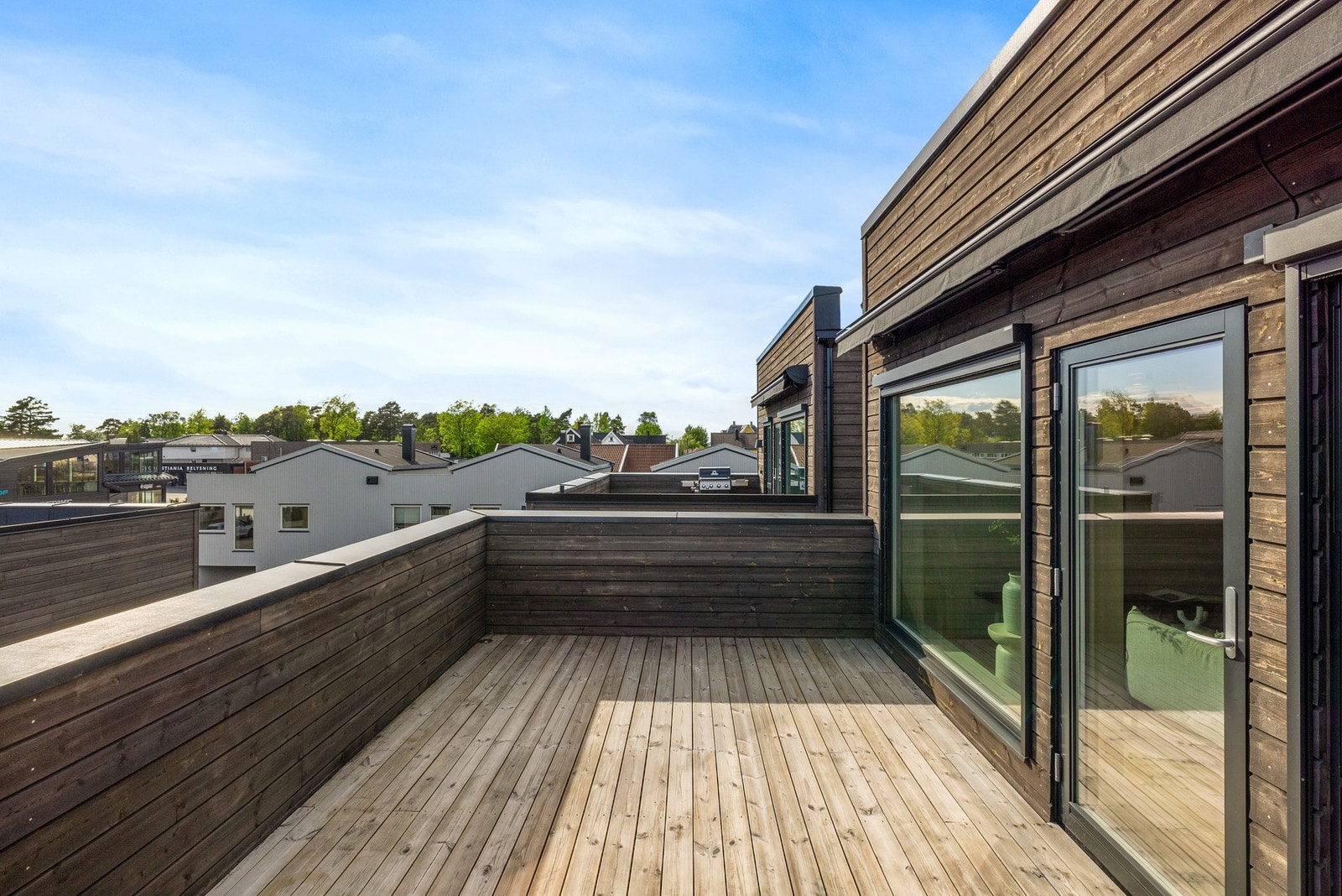 Romslig sydvest vendt balkong med gode solforhold Galleribilde