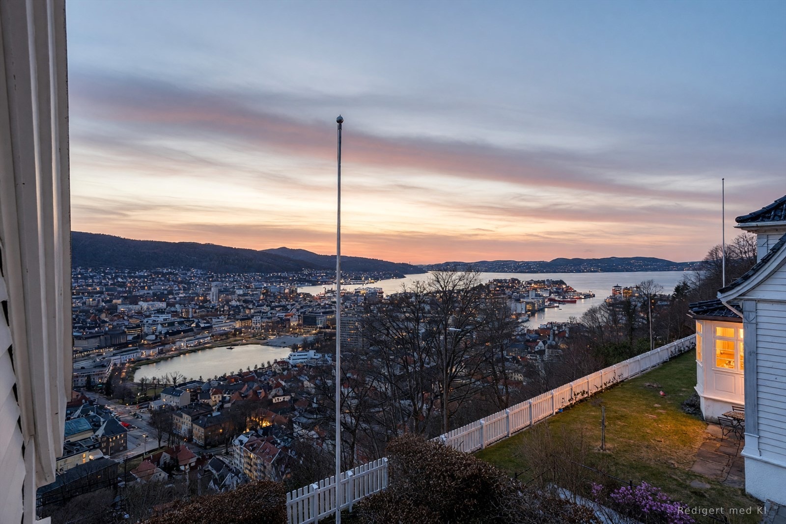 Fantastisk utsikt fra det ene soverommet i 2.etasje. Full oversikt over byen! Galleribilde