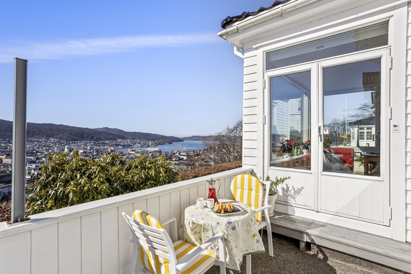Fra stuen er det utgang til en støpt terrasseplatting på ca. 5,5 m². Galleribilde