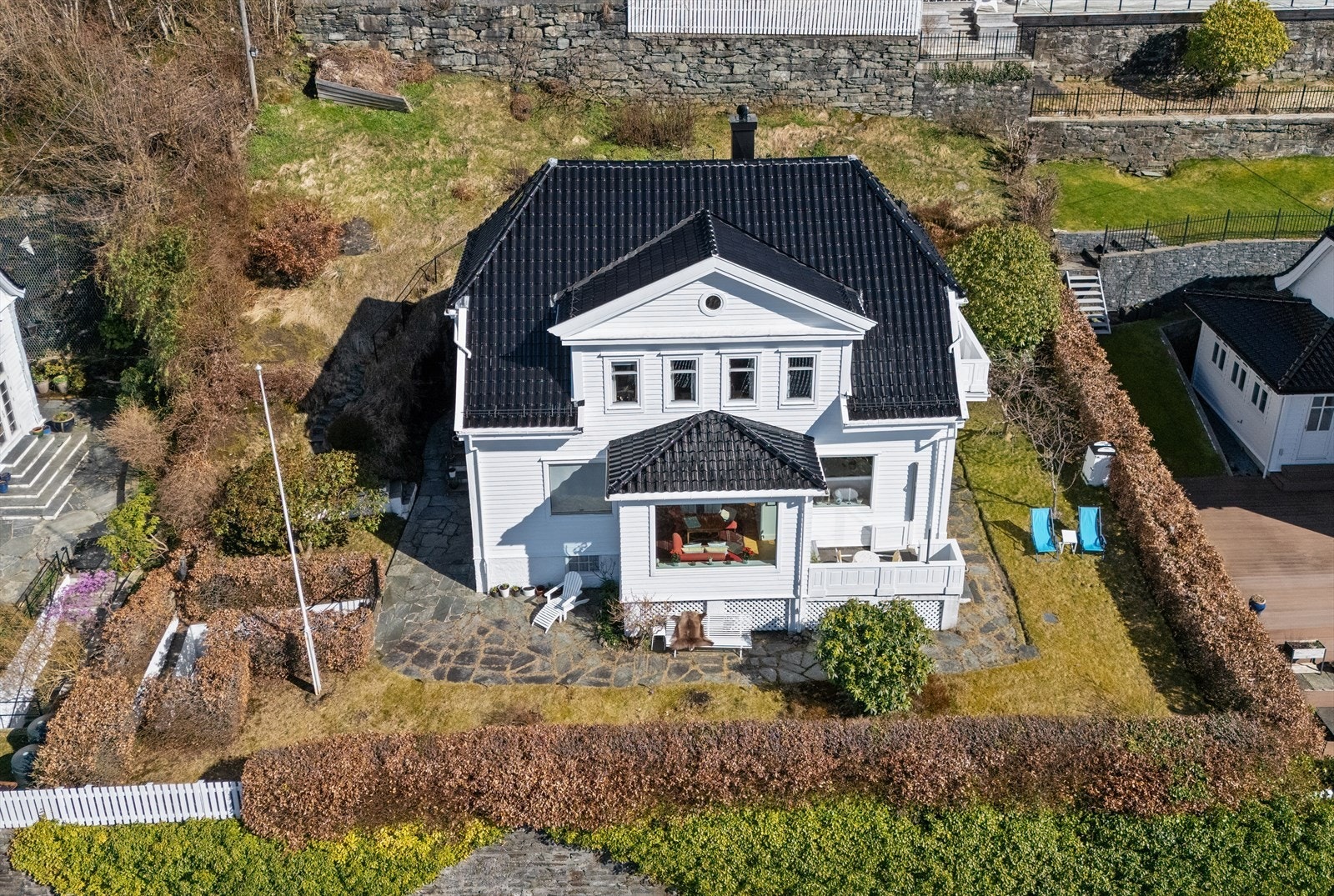 En herskapelig og velholdt enebolig fra 1930. Taket er tekket med sort, glasert tegltakstein fra 2006. Galleribilde