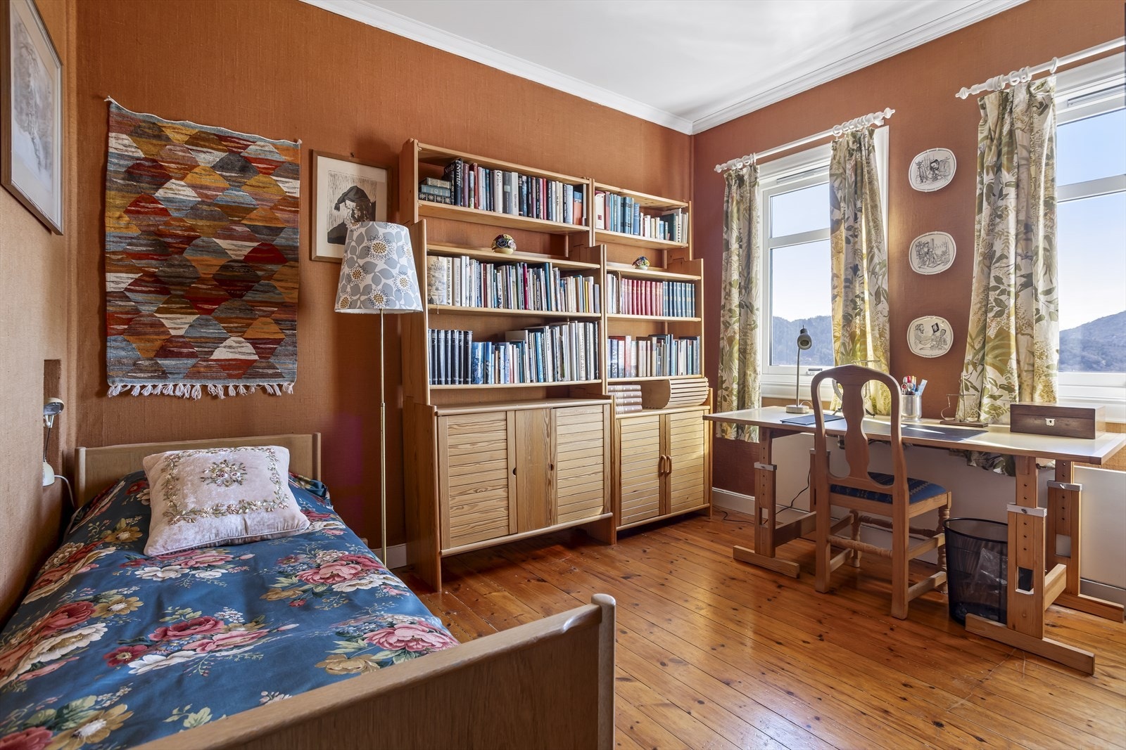 Dette soverommet på ca. 10 m² har malt tregulv og plass til seng og arbeidsplass. Galleribilde