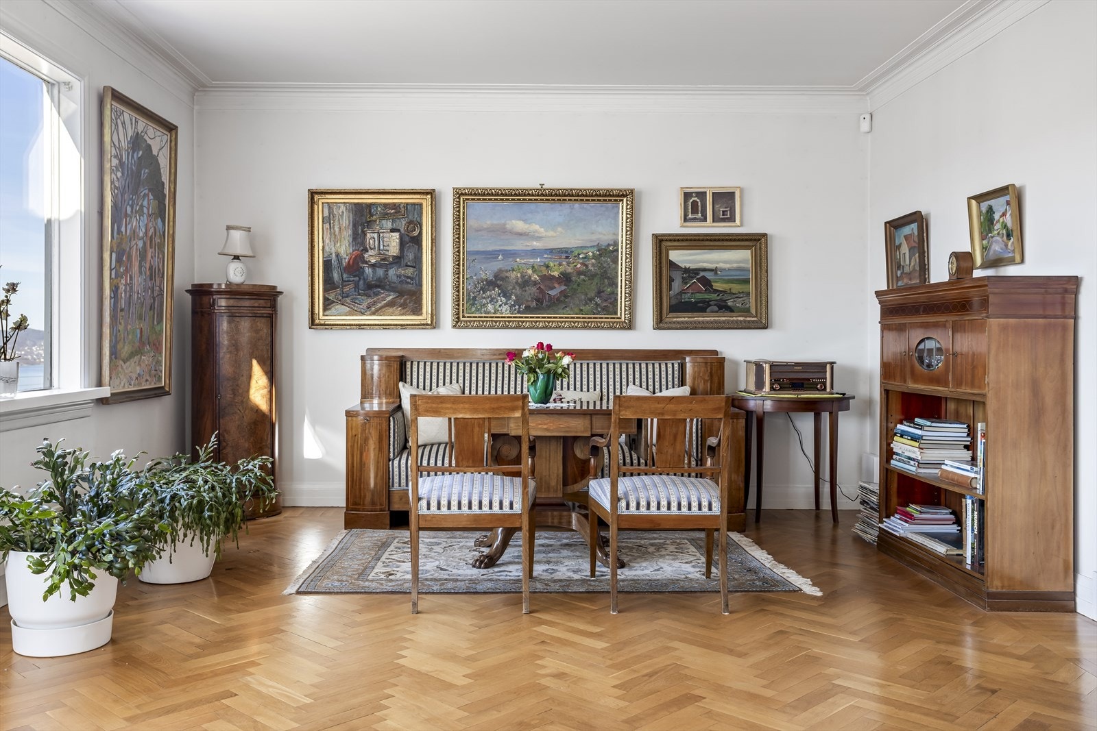 Rommet har en klassisk og luftig atmosfære, med god plass til flere sittegrupper. Galleribilde