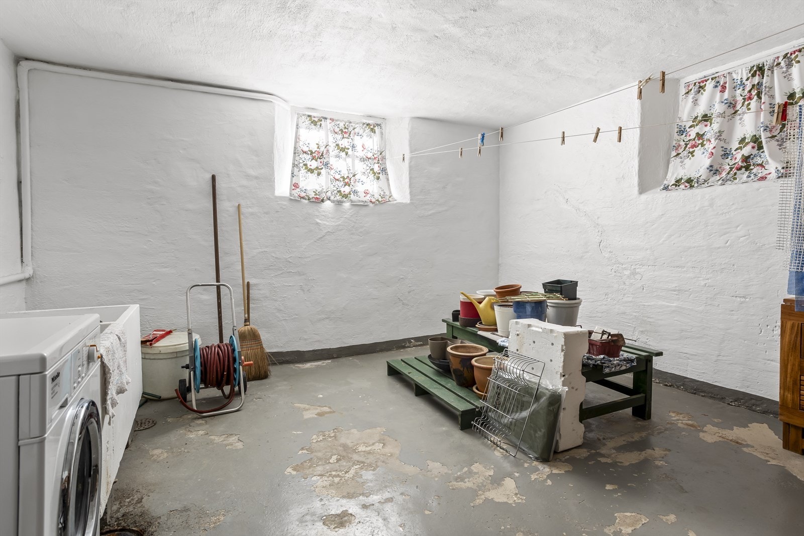 Praktisk vaskekjeller på ca. 16 m². God takhøyde gjennom hele kjeller. Her er det også installert en ny varmtvannsbereder på 194 liter i 2023. Galleribilde