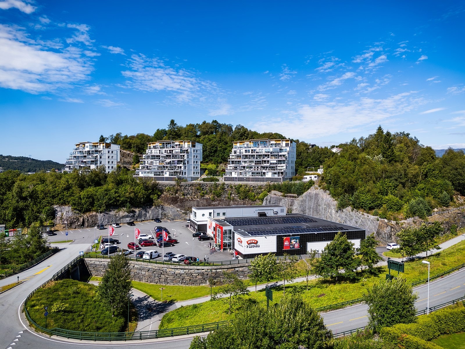 - Det er gangavstand til flere dagligvarebutikker. Meny Dolviken ligger en 6 minutters spasertur fra boligen - Galleribilde
