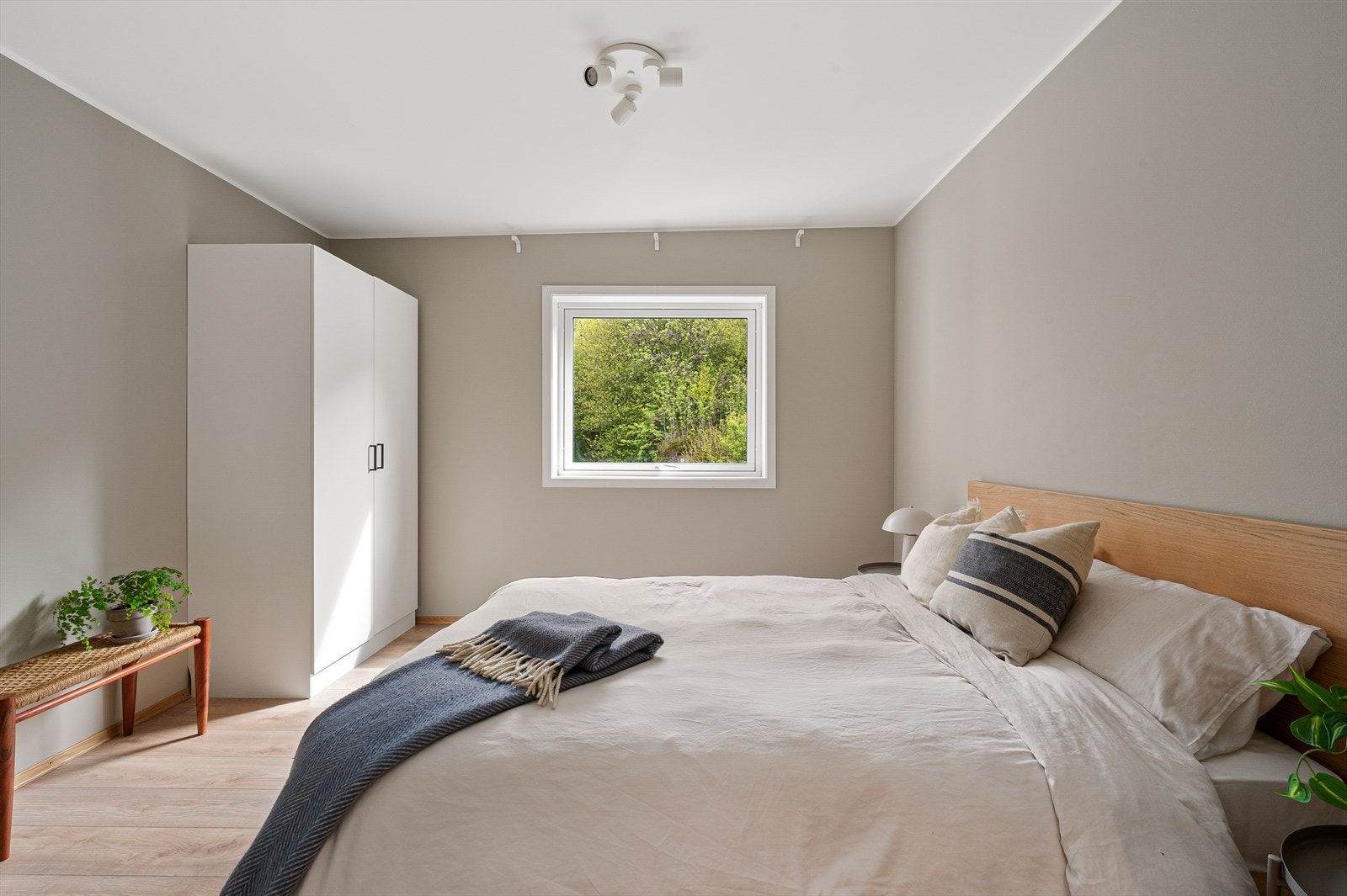 - Leilighetens hovedsoverom måler 12,4m² - Galleribilde