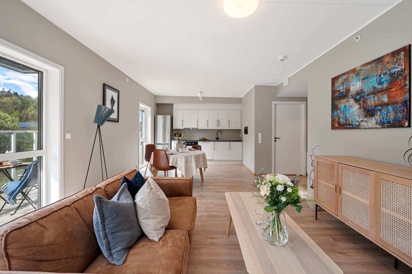 - Stue/kjøkken måler 28,2m² - Galleribilde