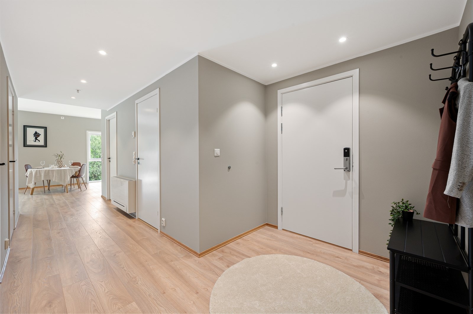 - Her er det godt med plass til oppbevaring av yttertøy - Galleribilde