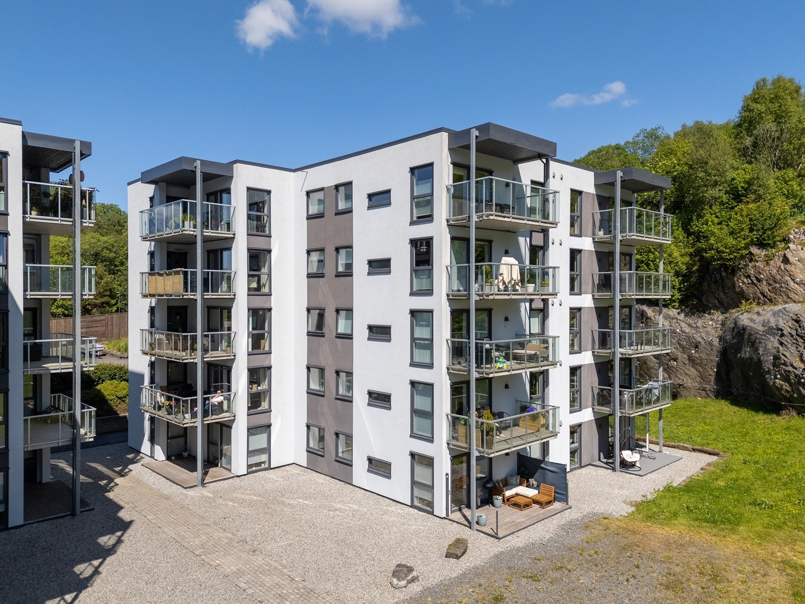 - Attraktiv og familievennlig beliggenhet i et etablert og rolig boligområde - Galleribilde