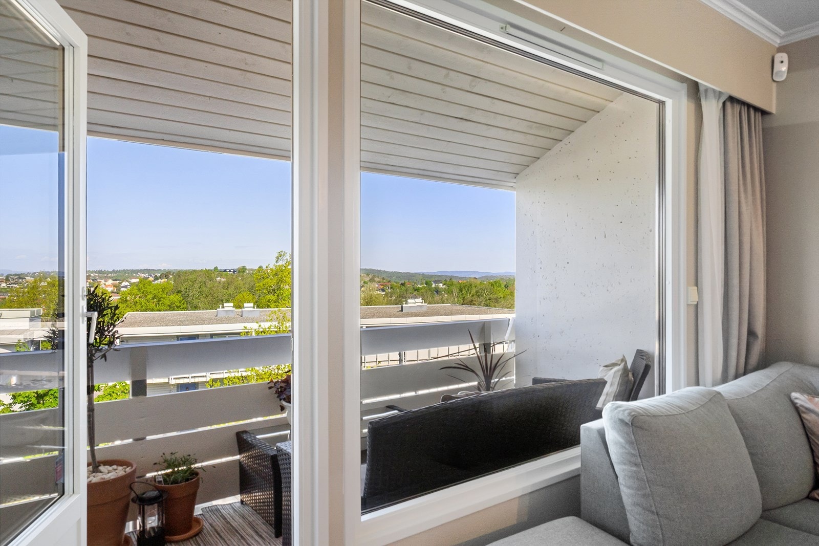 Verandadør fører ut til en uforstyrret, vestvendt, veranda på 9 kvm. Galleribilde