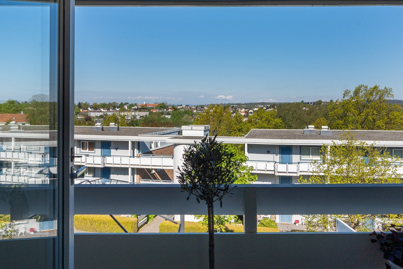 Beliggende i 2. etasje får leiligheten en åpen og luftig plassering med fint utsyn. Galleribilde