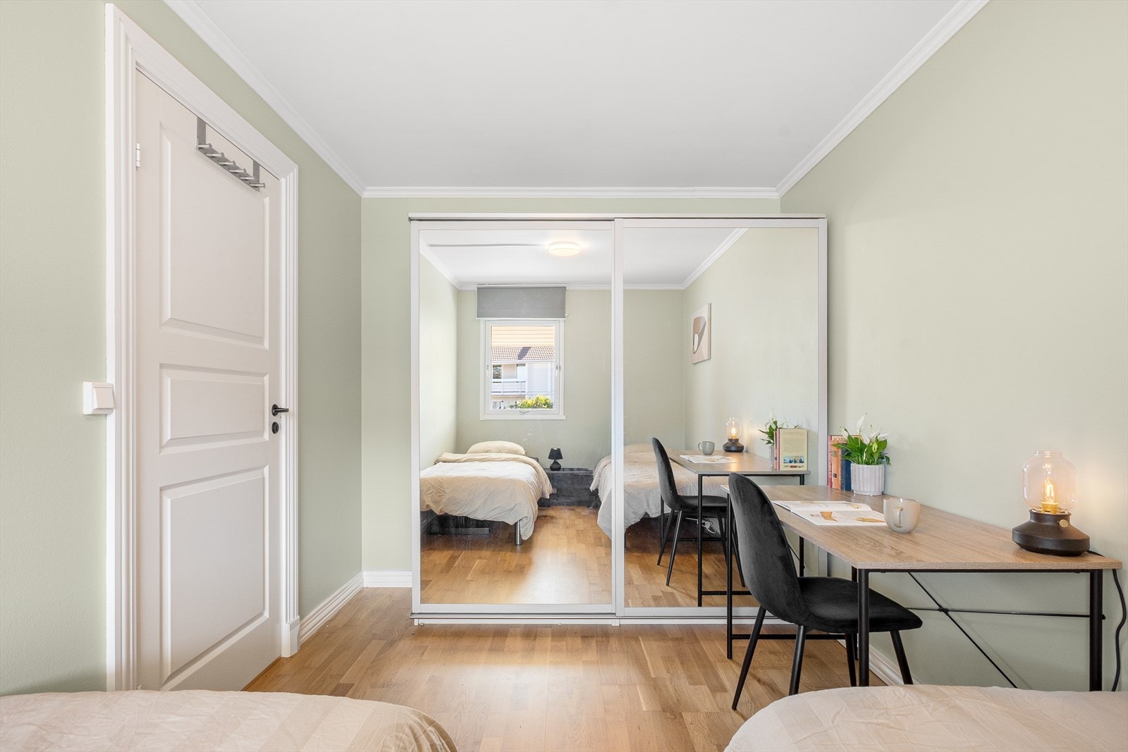 Også dette rommet har behagelige fargetoner og skyvedørsgarderobe. Galleribilde