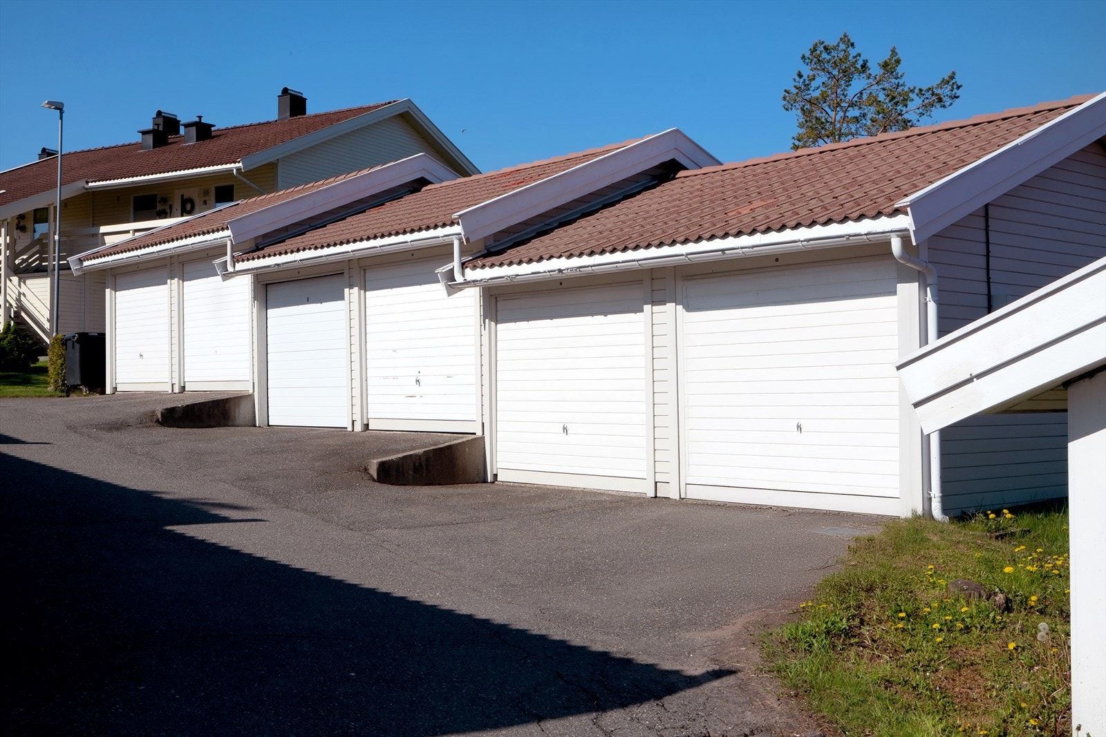 Det medfølger biloppstillingsplass i felles garasjebygg. Galleribilde